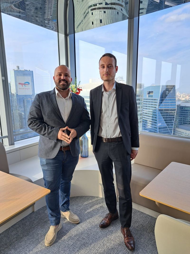 Mathieu Bouvard, expert-comptable Ascencia, avec le dirigeant de Days Legacy