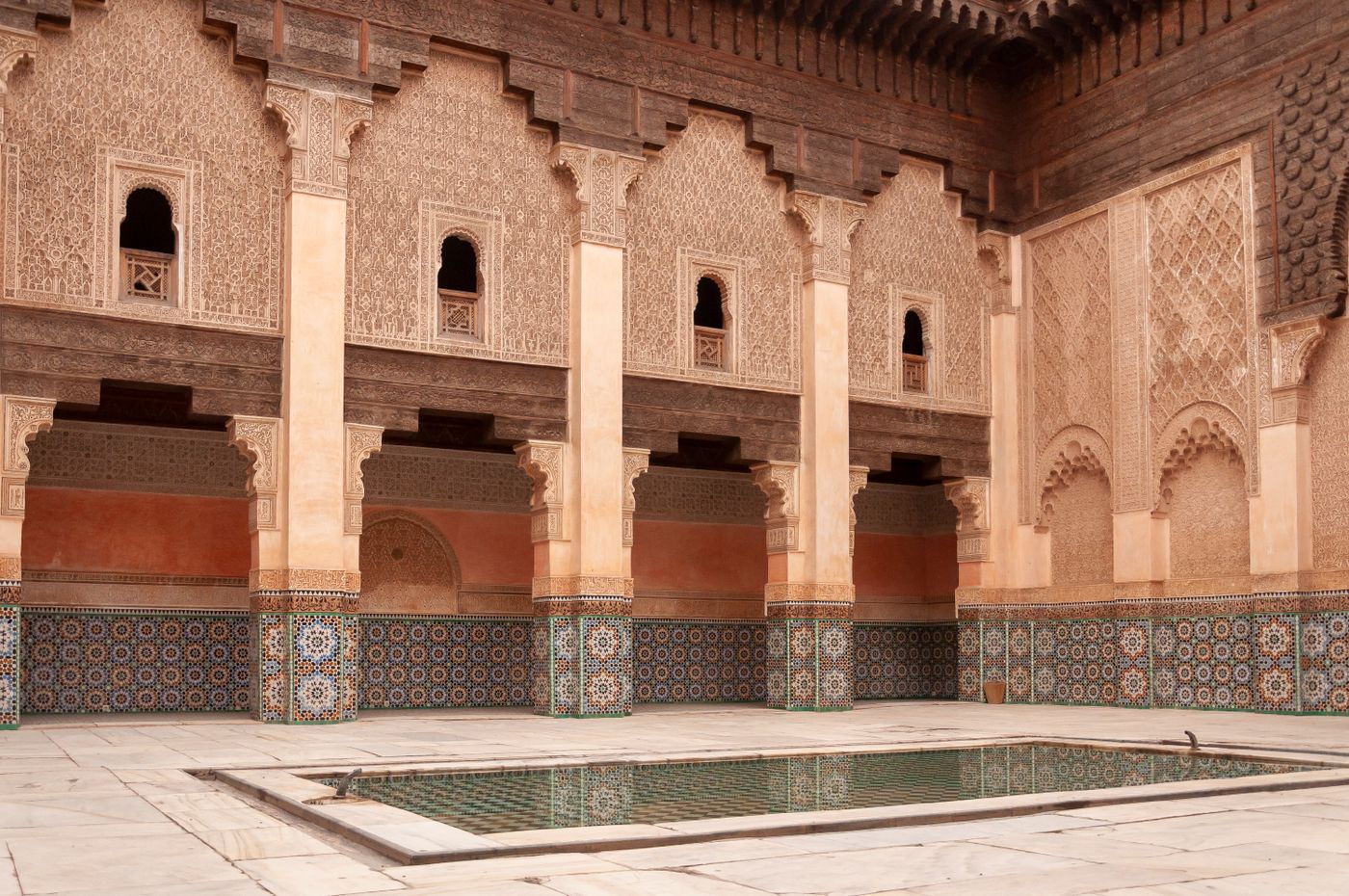 Cour de la médersa Ben Youssef à Marrakech, architecture marocaine traditionnelle